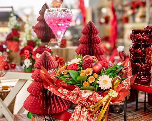 Bouquet de fleurs et décorations de Noël rouges, vue festive.